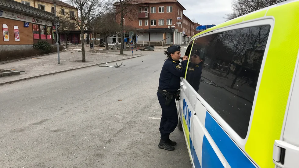 Flera skott utanför en restaurang i Märsta. 