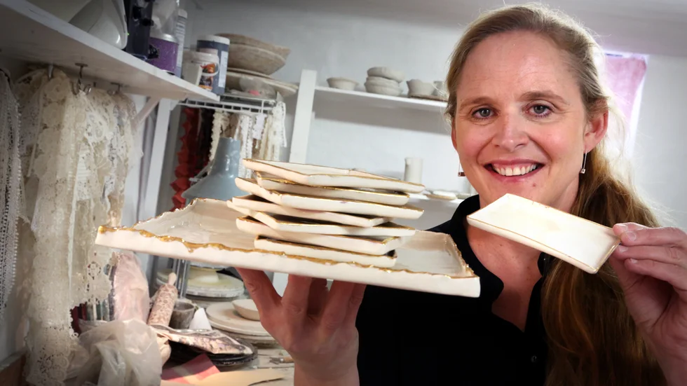 Keramikern Eva Göthberg fick ett udda uppdrag. Tack vare tävlingen Årets konditor visas hennes fat inför storpublik på Älvsjömässan.