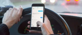 Körde lastbil med mobil i handen – döms