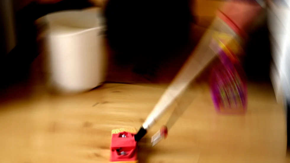 Men långt innan man kan få hemtjänst är man i behov av hjälp med städning, skottning, gräsklippning och handling,  skriver Ulla Hjelmqvist