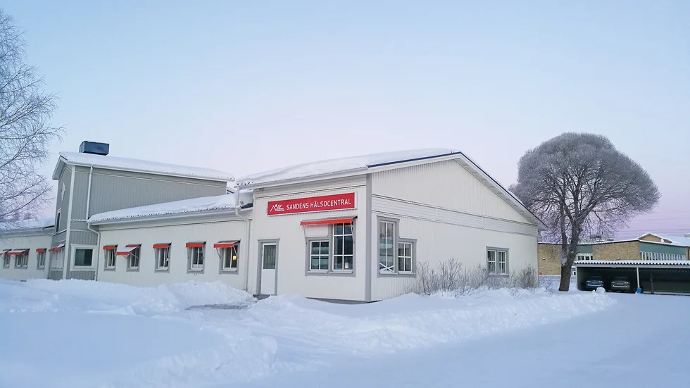 En läkare på Sandens vårdcentral har behandlat diabetikern men missat benbrottet.