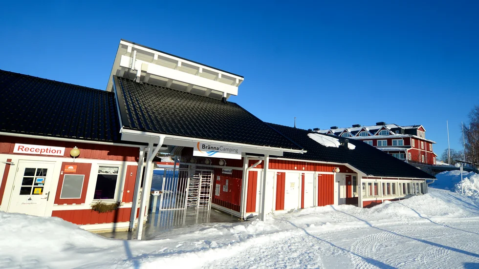 För snart två år sedan gjordes det massiva polistillslaget som skakade Överkalix. I veckan blev det klart att en av företrädarna kring Grand Arctic Hotel tar över arrendet för kommunens camping i Bränna. 