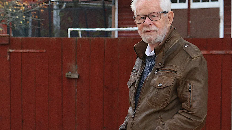Georg Karlsson är väl hemmastadd i Hultsfreds äldre bebyggelse. Han berättar om när Hultsfred föddes, med järnvägsstationen som medelpunkt.