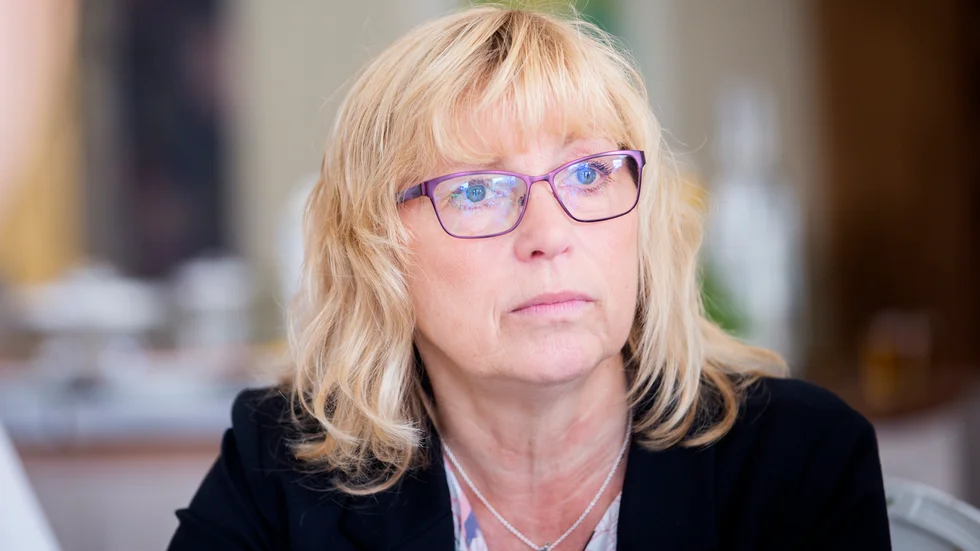 Eva Nypelius kom hem från semestern med en förkylning. Hon följer rekommendationerna och jobbar hemifrån.
