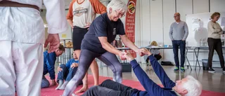 Judoklubben lär äldre att falla på rätt sätt
