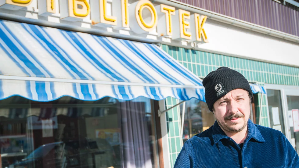 David Sundin fotograferad framför biblioteket i Gimo.