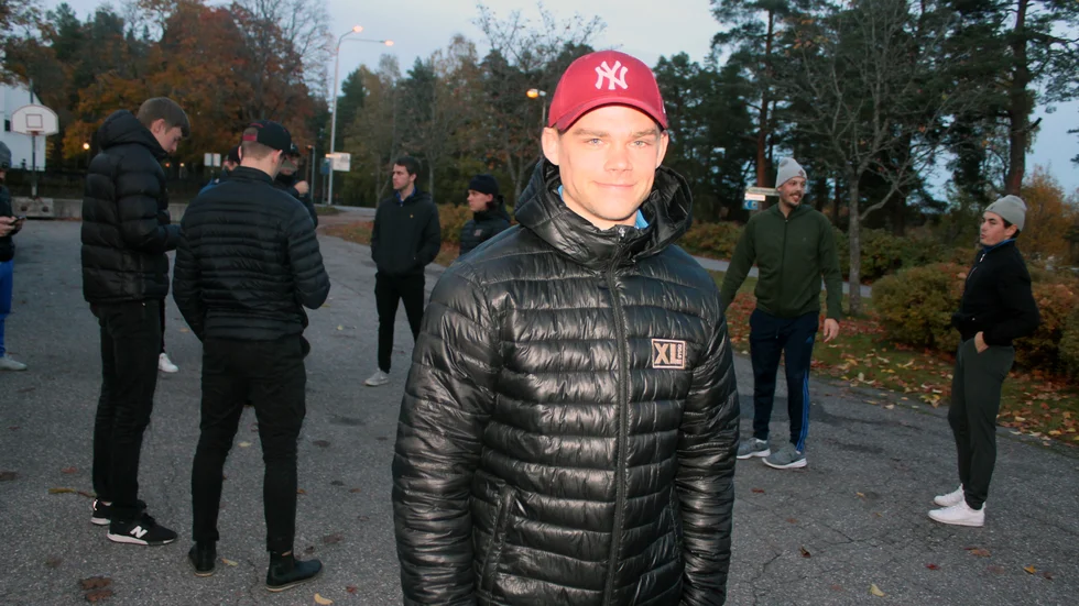 På promenad på väg till match. Lagkaptenen Erik Litzén ser fram emot kommande matcher i World cup i Sandviken. "Vi har tränat hårt för det här", säger IFK Motalas mittfältare och hyllar lagets servicegäng.
