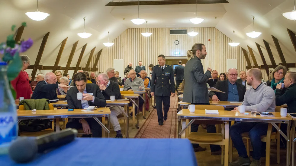 Ett sextiotal personer kom på torsdagen till Suderbys herrgård för att delta på P18:s skjutfältsråd. 