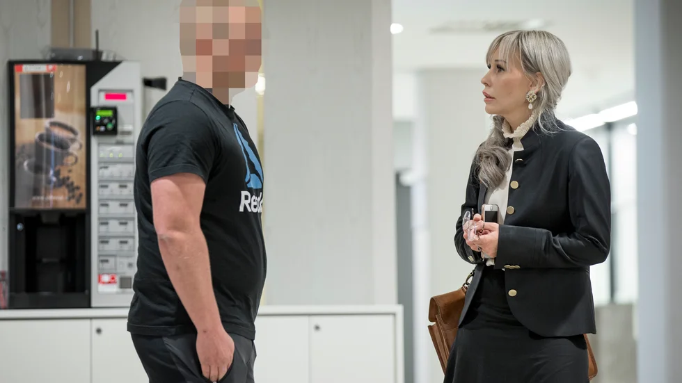 Målsägarbiträdet Lisa Länta tillsammans med sin klient vid tingsrättsförhandlingarna. "Det är så skönt att det blev rätt i hovrätten", säger Lisa Länta. (Arkivbild)