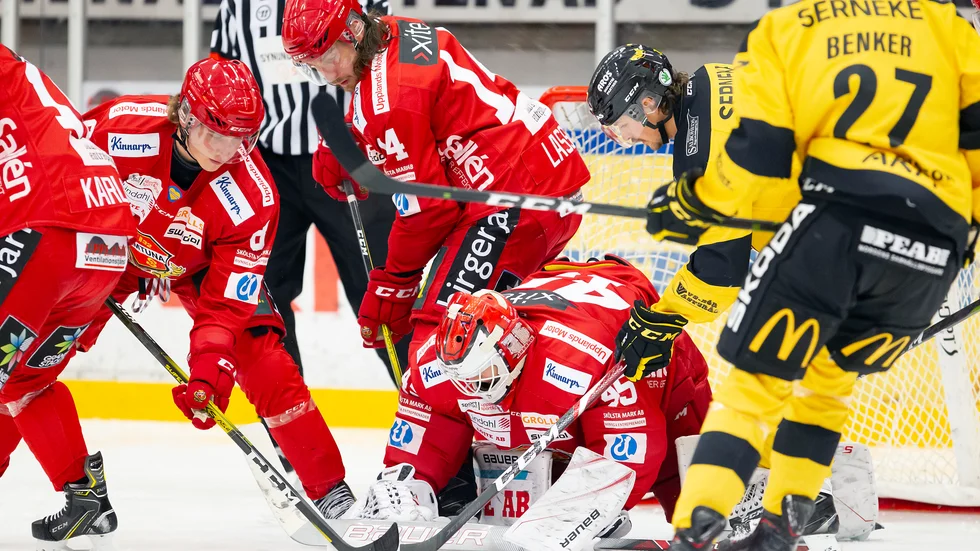 Västerås i gult lyckades bara överlista Almtunamålvakten Jonas Arntzen vid ett tillfälle. Här får han hjälp av lagkompisarna William Wiå och Stefan Lassen att freda sitt mål.