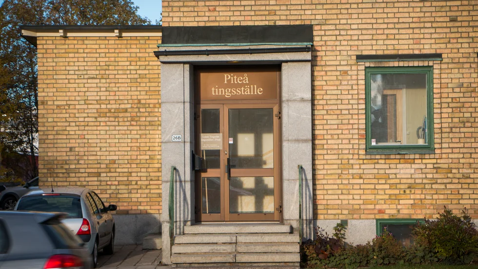 Kvinnans mamma stöttar dottern till hundra procent och har varit med henne i rätten varje dag.