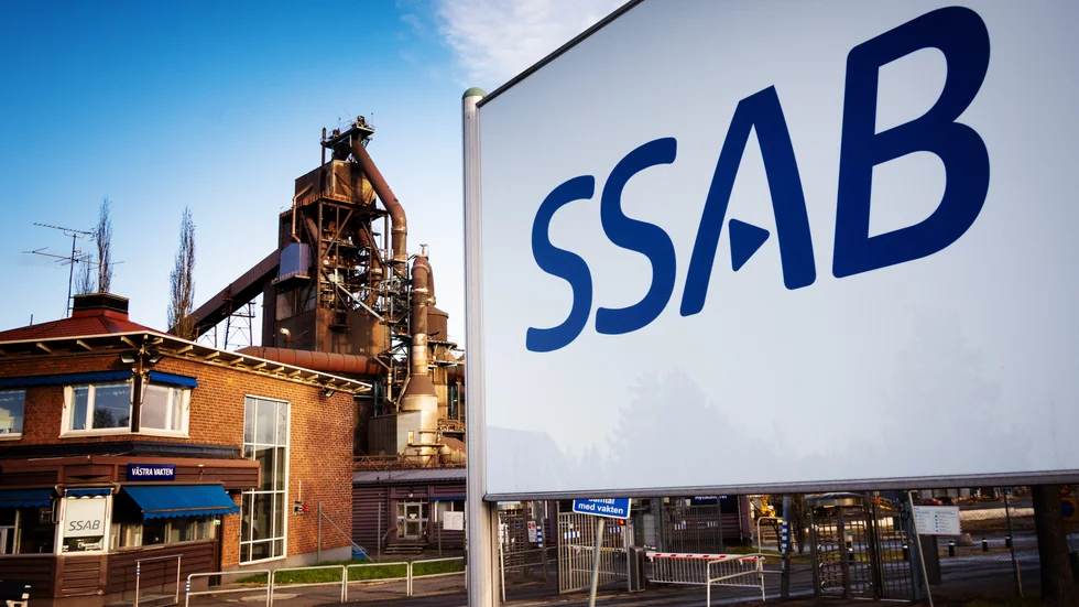 SSAB korttidspermitterar personal i Sverige i en av flera åtgärder för att spara över en miljard kronor under året. 