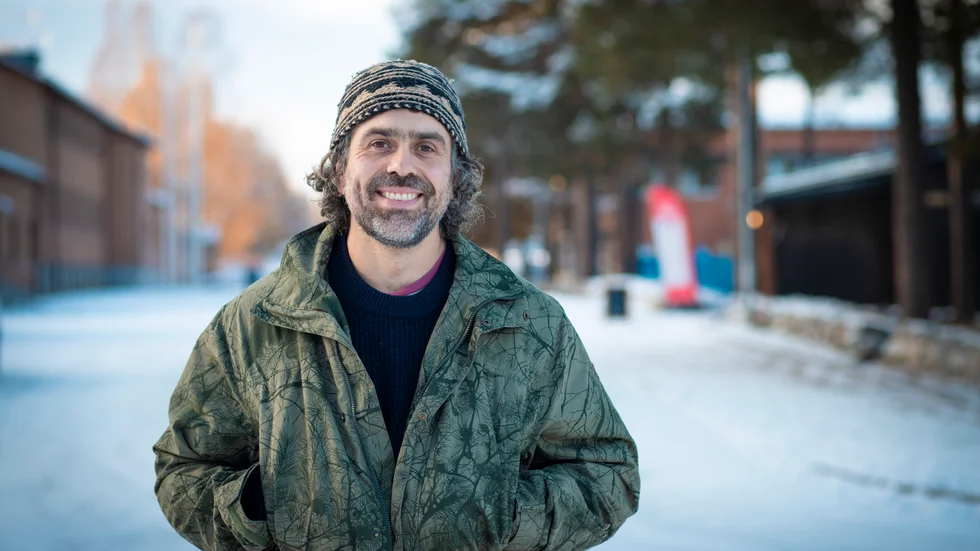 Kalle Zackari Wahlström fryser häcken av sig i Jokkmokk och passar även på att inspirera till träning.