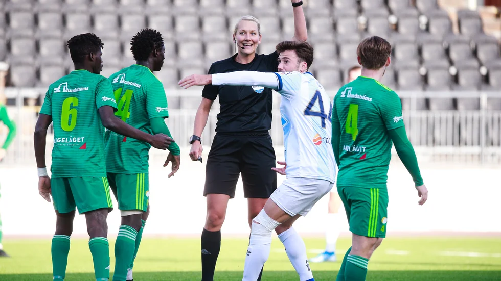 Tess Olofsson dömde matchen 