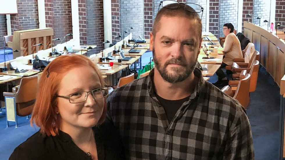 Elin och Robert Håkansson lämnar SD och blir politiska vildar i kommunfullmäktige. 