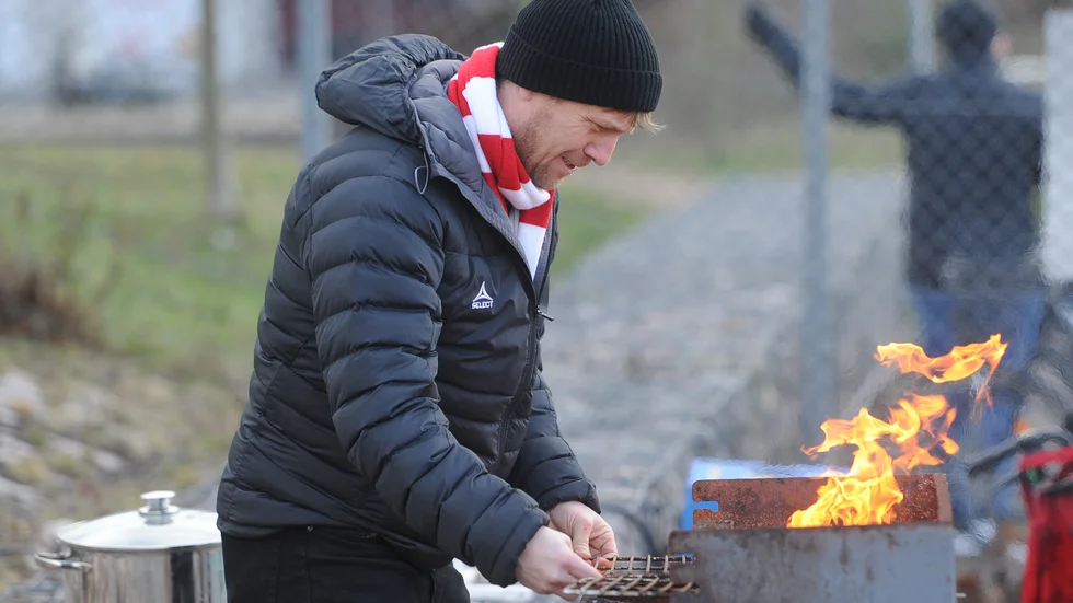 Sportchef, tillförordnad klubbchef och – grillmästare. Lucas Nilsson har fått dra i många trådar för att få Kalmar FF på rätt kurs igen.