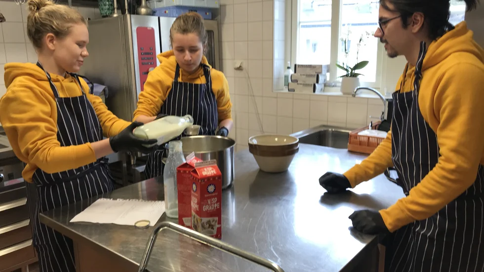 Linnéa, Cassandra och Benjamin gör glass med miljötänk. Allt görs från grunden med lokalt producerade råvaror och av kantstöttfrukt som annars skulle ha kastats.