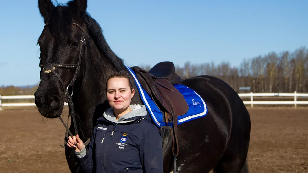 Tove Nyström, här med hästen Nova, hoppas att Föreningen Nyckelryttarna i år ska bli den förening i Sverige med flest ryttare som tar Ridborgarmärket.
