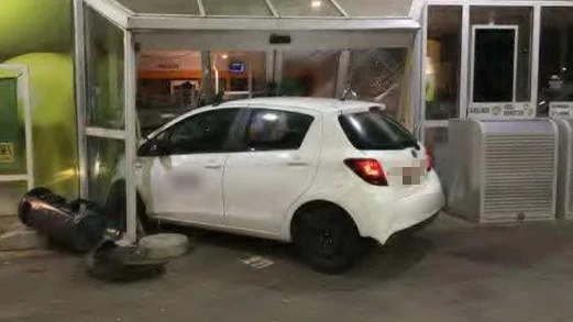 Bilen kraschade in i bensinstationens entré. Skador för minst 250 000 kronor uppstod på fastigheten.