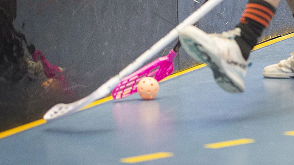 När Svenska innebandyförbundet stoppar alla play off-matcher byter distriktsförbundet namn på de avgörande matcherna och tvingar FBC Katrineholm till spel. 