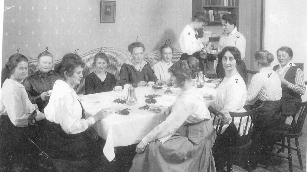 Lärarinnorna på Flickskolan i Luleå: Nummer1: Förståndaren Anna Svensson, 2: Bengta Risberg, 3: Mina Lundström, 5: Svea Bergström, f Öberg, 6: Märta Bucht, 7: Natalia Bäck, 8; Siri Holm, 9: Anna Hansson, 10:Hillevi Kallenberg, 11: Elin Carlsson (osäker uppgift), 12: Stina Bäck. (Bilden måste vara tagen före 1933, då Anna Svensson gick i pension.