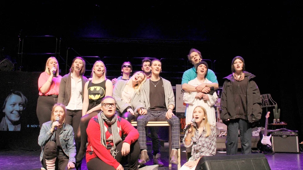 Hela Kulturskolans musikalensemble i avslutningsnumret på årets uppsättning, Rent, som visades på fredagen.