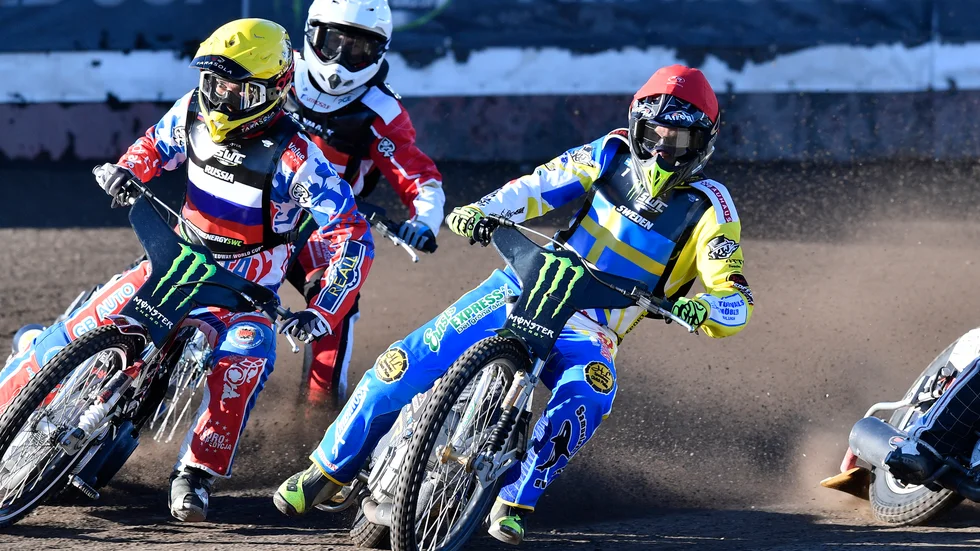 Andrey Kudriashov (t v) kommer att köra för Rospiggarna nästa år. Här är han i kamp med Leon Madsen (vi hjälmhuva)) och Fredrik Lindgren.