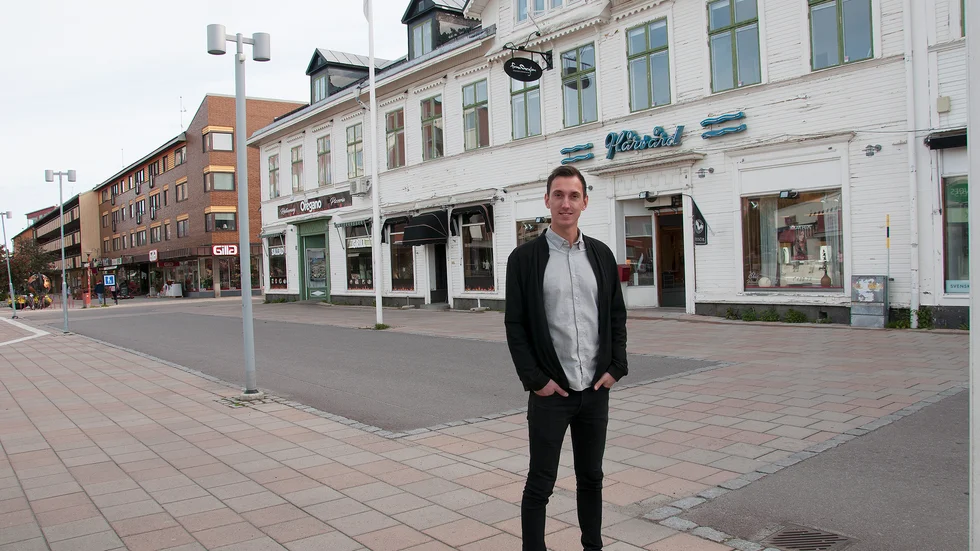 Nu byggs Pensionat Drottninggatan 11 om. Bakom delägaren Felix Eriksson syns pensionatets hus. I fönstren ovanför friseringen blir det fler dubbelrum.