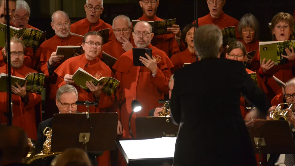 Strängnäs domkyrkas oratoriekör in action under lördagens dödsmässa i domkyrkan. Dirigenten Torvald Johansson höll ordning på både sång och musik.