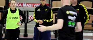 Endretränaren sjukskriven - han tar över