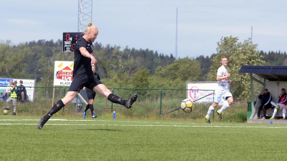 Marcus Björklund och Trosa Vagnhärads SK har två veckor kvar till första träningsmatchen efter uppehållet.