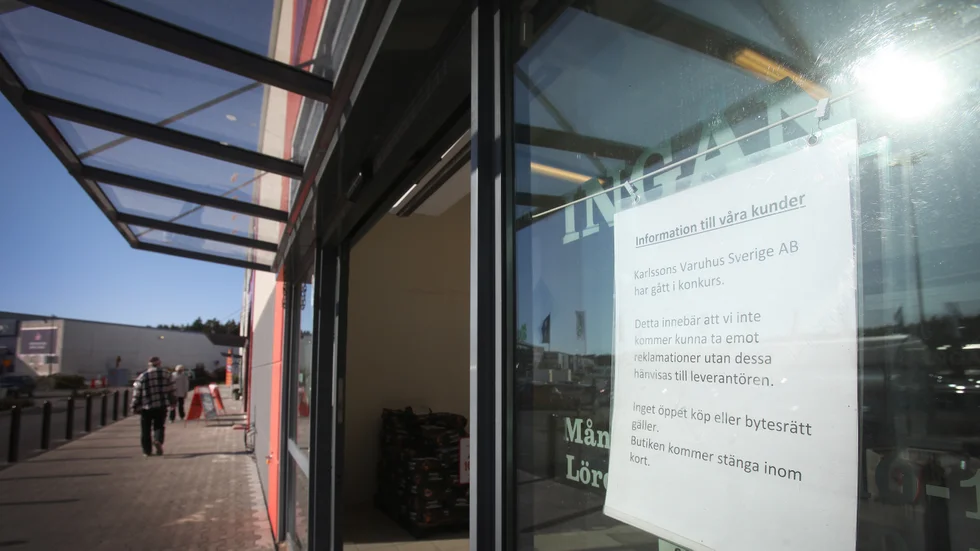 Bolaget bakom varuhuset Karlsson har begärts i konkurs, varuhuset i Solberga handelsområde håller öppet och drivs vidare av konkursboet.