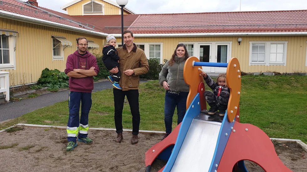 Jämtöborna kan få tillbaka sin nedlagda förskola. På bilden: John Enström, Martin Ahlström med dotter Tagna, Anna Karlsson samt Johns dotter Elmina.