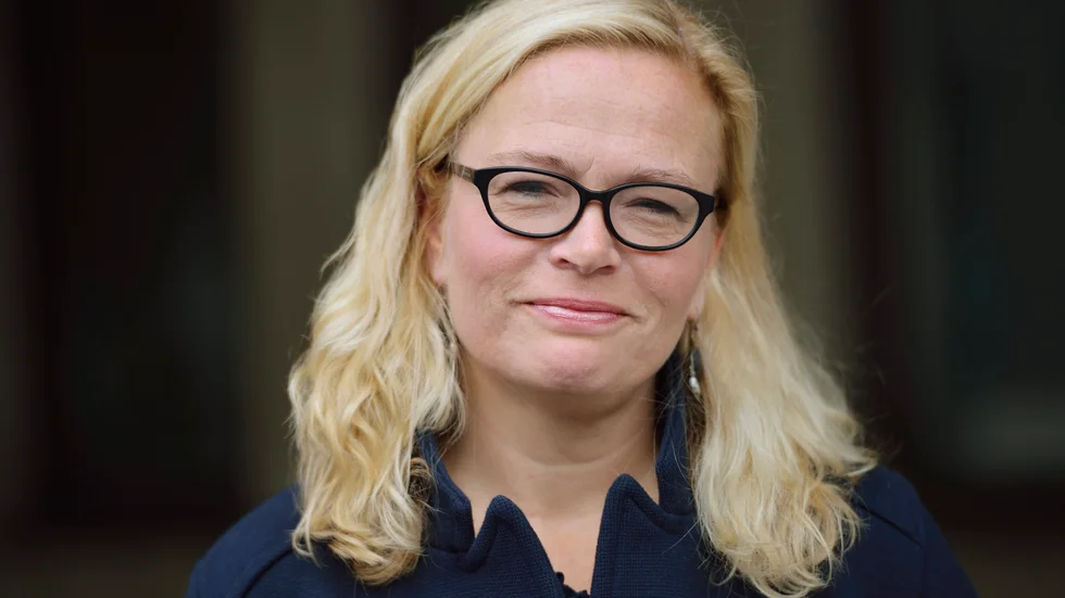 ST:s ordförande Britta Lejon är kritisk till att så mycket av den statliga servicen försvinner när myndigheter lägger ner sina kontor ute i landet.