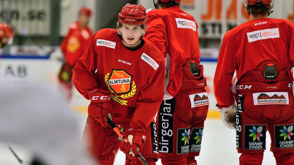 Tobias Åhström gör debut i Almtuna när laget möter Timrå på bortaplan. Modolånet kliver in i truppen som 13:e forward.