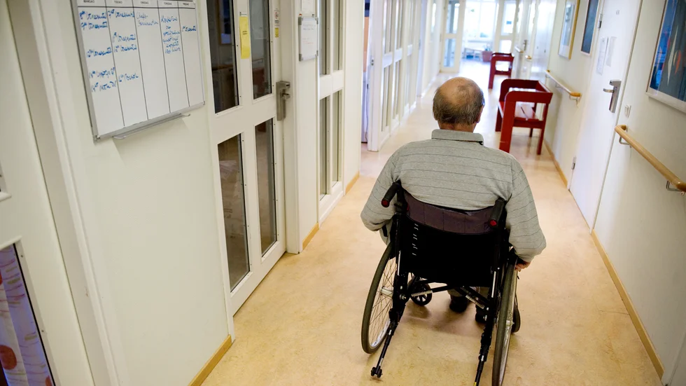 Personal vid ett äldreboende misstänks ha orsakat en fraktur på halskotan hos en patient. Bilden är en arkivbild.