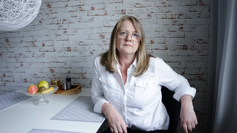 Grethe Gabrielsson såg sina kollegor må dåligt, men fick ingen hjälp från ledningen med att förbättra arbetsmiljön. När hon inte kunde påverka klimatet på kliniken valde hon att säga upp sig. Nu utreds hon för tjänstefel.  