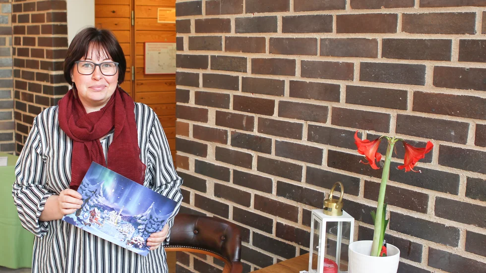 Emma Ylander-Hägbom med en mer traditionell adventskalender än den hon själv skapat på nätet. I sin egen kalender ger hon bort saker till de som bättre behöver dem.