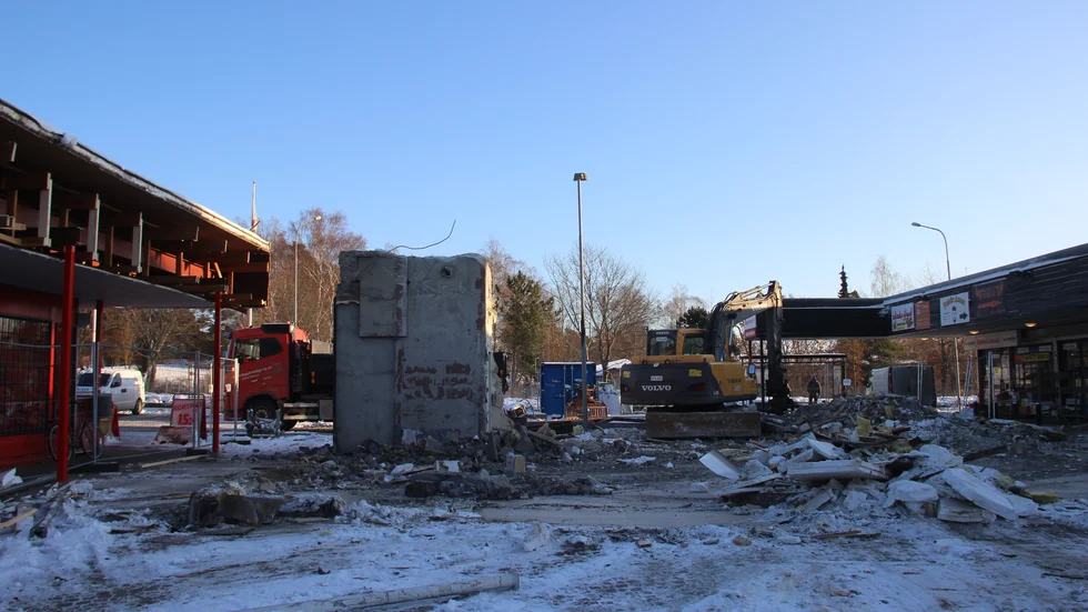 Nu öppnas Västerledstorget upp för ljus och förändring. Det gamla postkontoret, senast en fritidsgård, rivs och ska vara starten för en större omvandling av området.