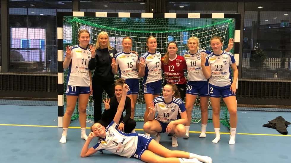 Glada IFK-tjejer efter att det stod klart att de var klara för steg 3 i USM.