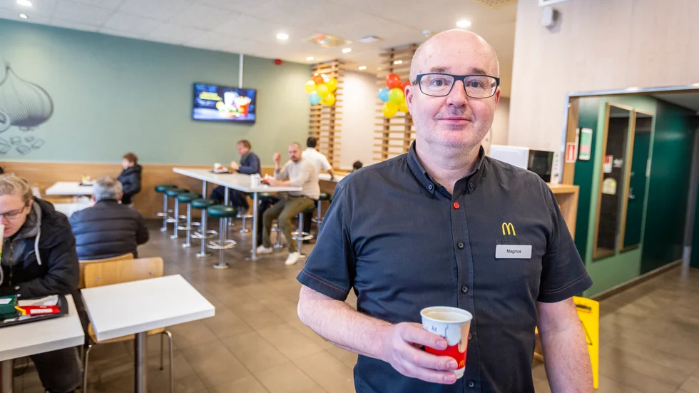 Magnus Larsson, vd för Mcdonalds i Visby, berättar att restuarangen hade problem med det tekniska tidigt i morse, men att man med hjälp av en backup nu fått igång allt som det ska.