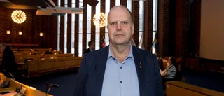 Ilska över sossarnas petning: "De slänger honom under bussen"