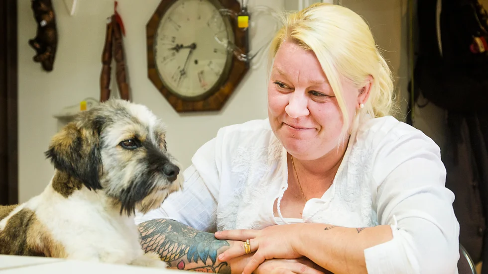 Lea Gahn har öppnat Snusdosans loppis i korsningen Vasavägen-Oppundavägen. Hunden Loui följer alltid med matte till jobbet.