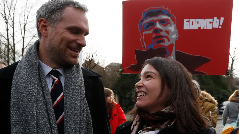 Prags borgmästare Zdenek Hrib, här tillsammans med den ryske oppositionsledaren Boris Nemtsovs dotter, journalisten Zhanna Nemtsova, i Prag tidigare i år. Arkivbild.
