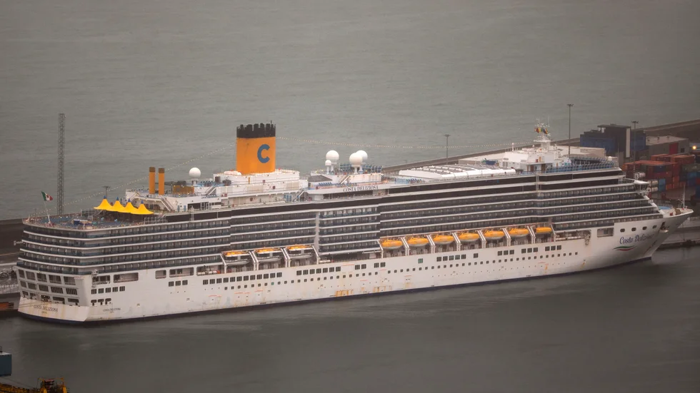 Costa Deliziosa i hamnen i spanska Barcelona där över hundra passagerare släpps av innan fartyget sätter kurs mot sitt sista stopp i Genua i Italien.