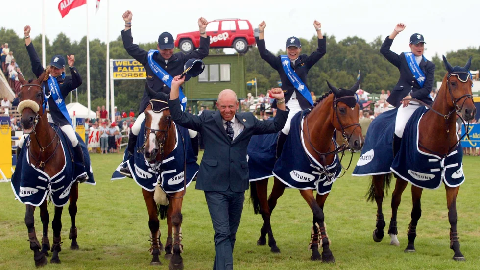 Sylve Söderstrand jublar efter segern i Nations Cup 2003. I bakgrunden segerryttarna Helena Lundbäck, Royne Zetterman, Malin Baryard och Maria Sundberg.