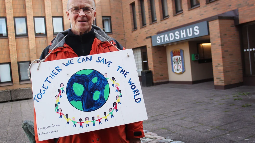 Ingvar Edlund under en av sina klimatstrejker utanför stadshuset innan pandemin. "Jag har tänkt öka lite inför valet eftersom klimatfrågan knappt tas upp nu. Det är mycket som händer, med krig och pandemi, men klimatförändringarna tuffar på och blir bara värre", säger han.