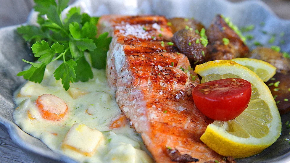 Grillad lax med lättstuvade rotfrukter är mat med festkänsla.
