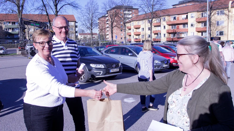 Annelie Bosdotter från Näshulta räcker över  beställningen till Ann och Lennart Fagerberg från Valla. "Det här är slut innan kvällen" säger Lennart Fagerberg och skrattar.