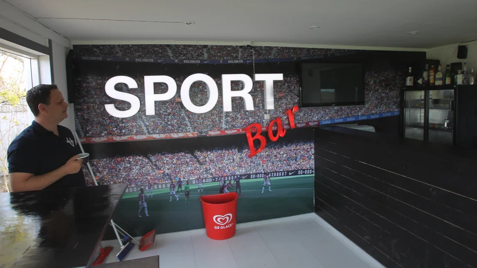 Västerlösa GoIF:s storsatsning innefattar bland annat en nybyggd sportbar av en gammal bollbod. Sportbaren har även stora fönster där sportchef Tommy Hagäng har en bra blick ut över fotbollsplanen. 